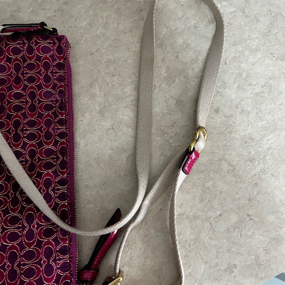 Coach Women's Poppy Signature Metallic East West Swingpack Crossbody Magenta - Picture 3 of 9